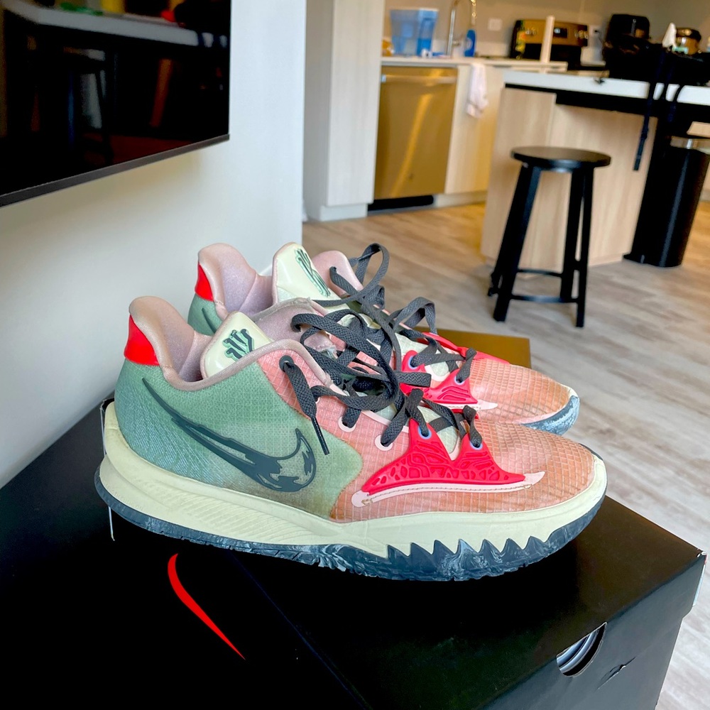 Kyrie 4 Low Pale Coral | Size 11